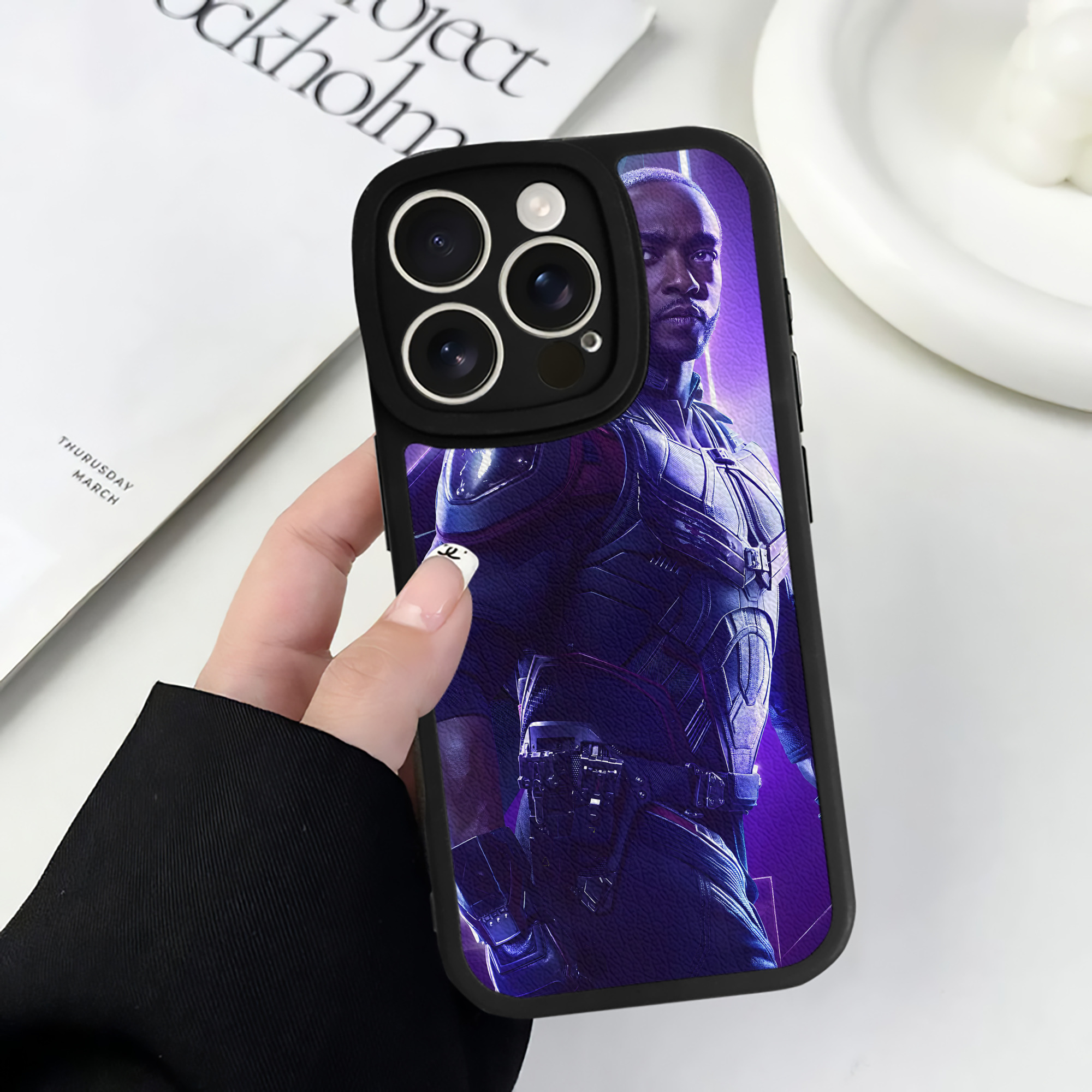 （画像用） アベンジャーズ The Avengers 【iPhone 16シリーズ対応】シリコンスマホケース（レザー調） 材質：シリコン
